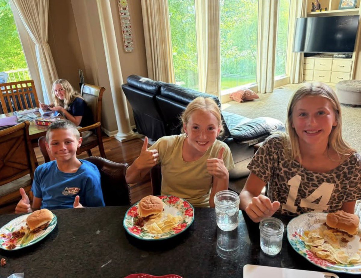 leslielarsonMN's tweet photo. It takes a village and I am so blessed with the best village of women who understand what it takes to be out every day and oftentimes missing my kids at dinnertime.
Thank you so much Bridget Knisely for tatortot hot dish, sloppy joes, pizza casserole AND chili! 
. https://t.co/i9B6ne7o9D