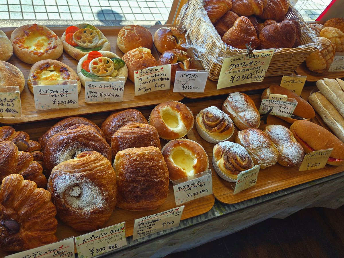 colonelalice's tweet photo. パン屋きた https://t.co/RzJesIseXn