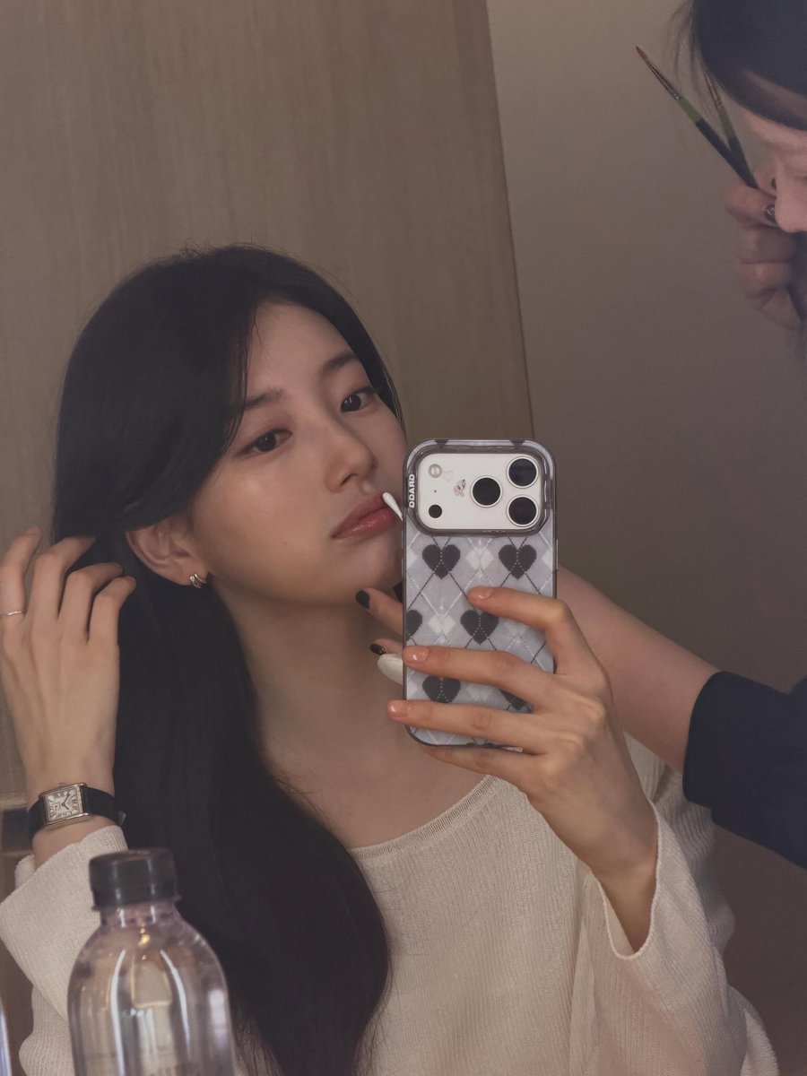 ursuuzy's tweet photo. Getting ready for the day! Quick touch-ups while sneaking a mirror selfie. Hope everyone is having a lovely time today. https://t.co/7JmZfrCxHl
