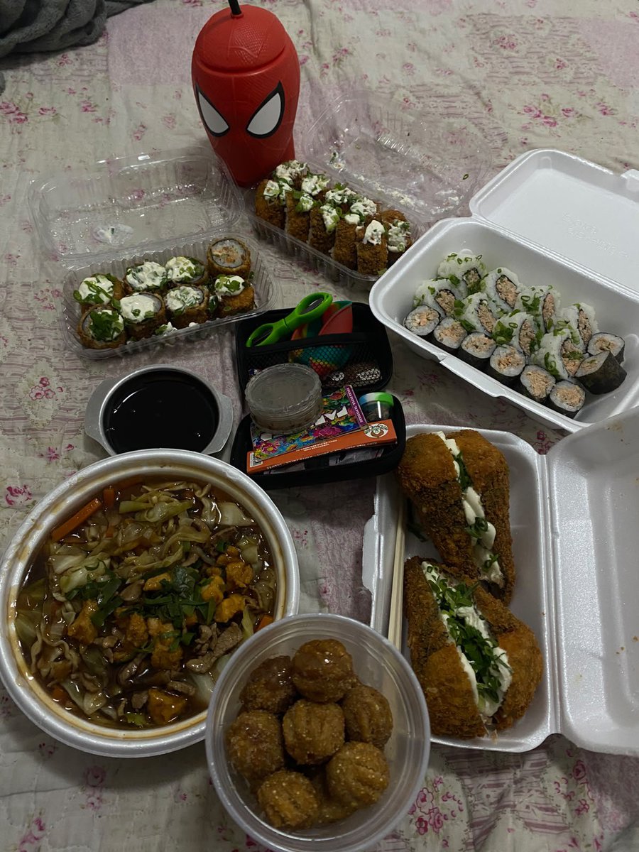 wtfsantxz's tweet photo. a vida de casado e morando junto compensa muito (maconharia, japa, churros e coca no copo do miranha https://t.co/4njC4uKopd