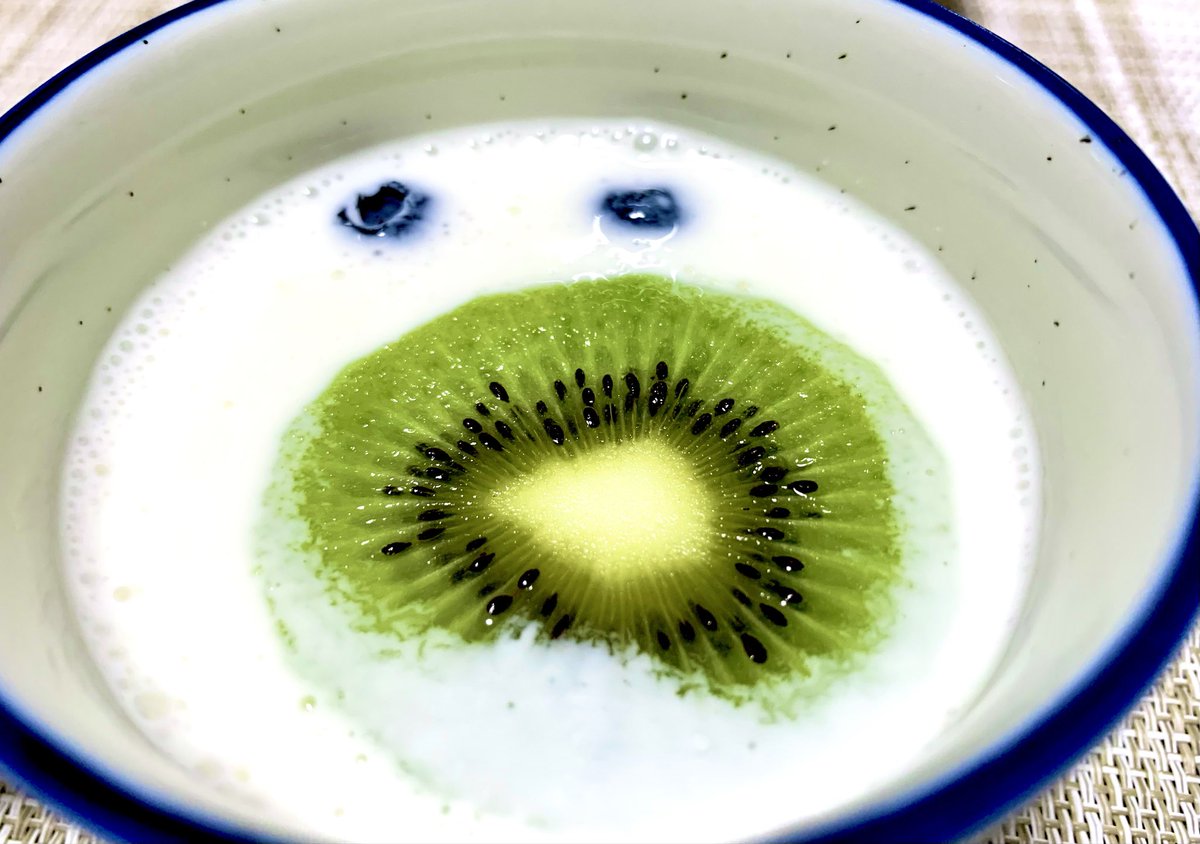 wadapenn's tweet photo. 今日は仕事場がサウナすぎて
とてもじゃないけどホットコーヒーって気分じゃないので、キンキンに冷やした飲むヨーグルトをお供にペン入れ中〜✒️ https://t.co/r49c8Sjhke
