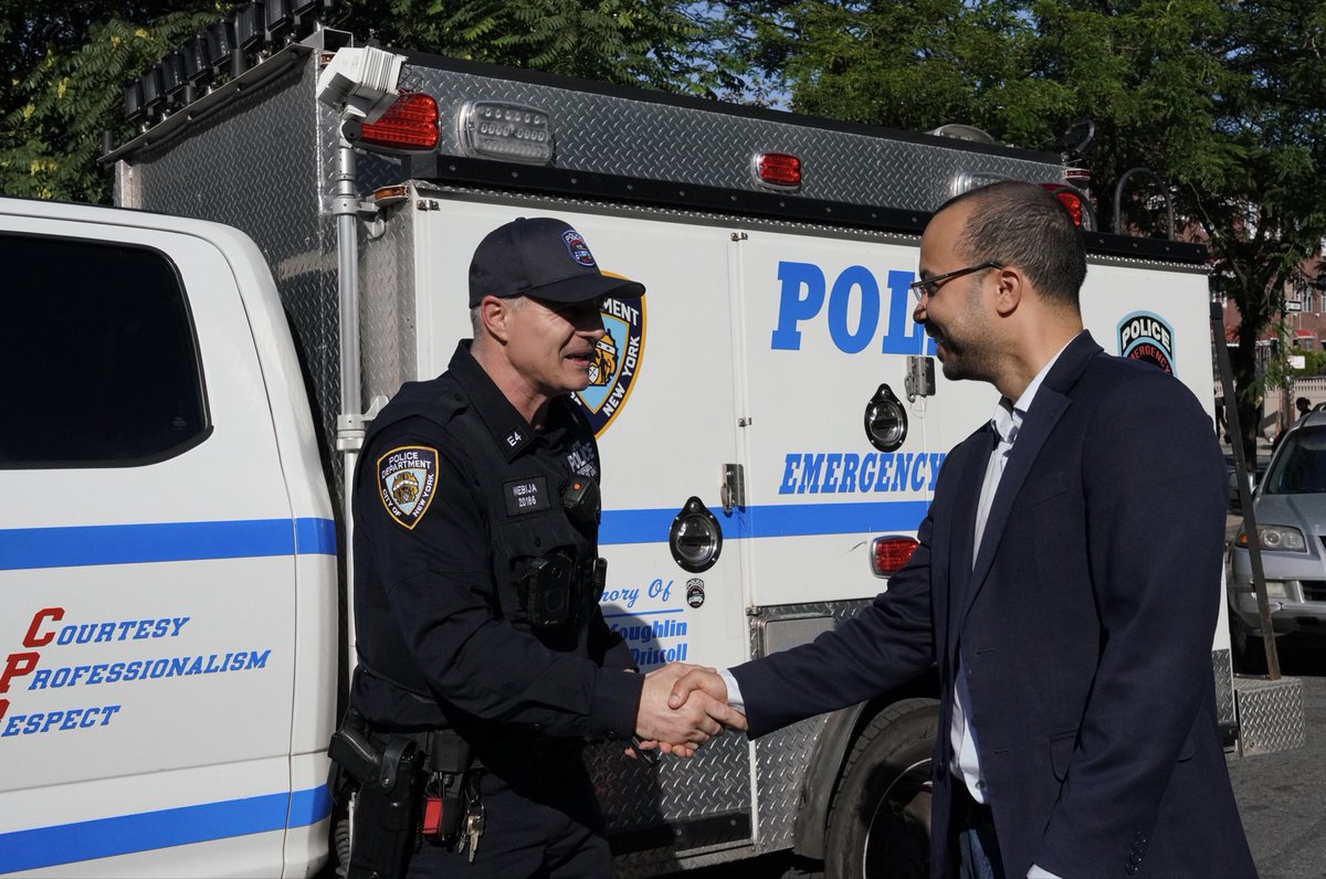 OswaldFeliz's tweet photo. Thankful for the sacrifices police officers make every day to improve safety in NYC! 🚔 https://t.co/yttuT0BLul