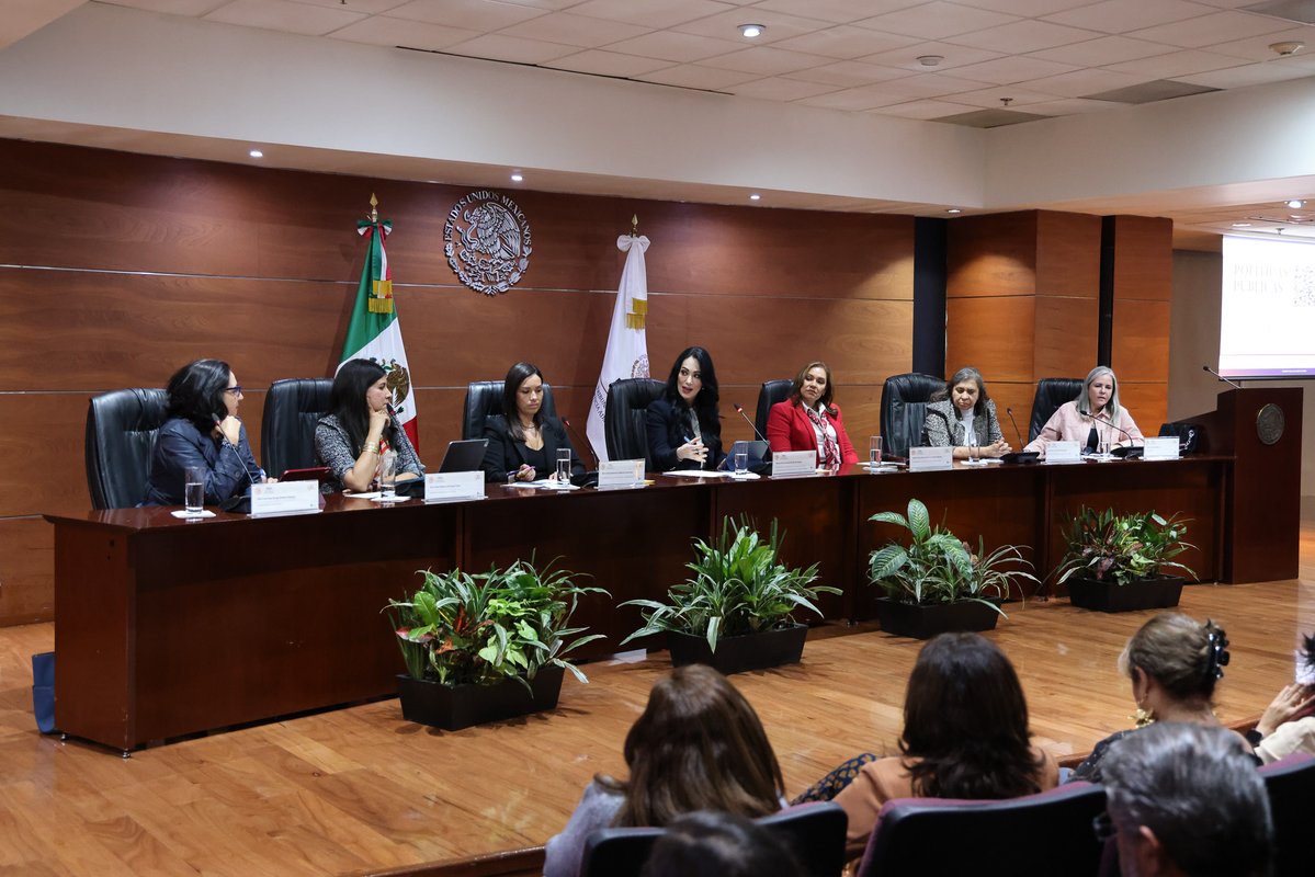 TFJAMexico's tweet photo. Esta tarde se llevó a cabo el panel "Políticas Públicas con Perspectiva de Género: Del diseño institucional al acceso a la justicia", espacio de reflexión sobre la función del #TFJA y la #JusticiaAdministrativa en la revisión de actos de autoridad que afectan la #IgualdadSustantiva, #NoDiscriminación y #EjercicioEfectivoDDHH; momento de diálogo especializado e interinstitucional que reunió las perspectivas de la academia, la sociedad civil y la justicia administrativa, en las voces de @leticia_bonifaz, @FabianaEstradaT, Ana Laura Fierro y Mariana Belló (@oxfammexico).