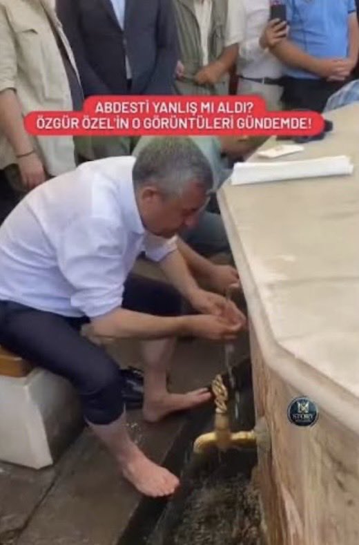 ErcanCe84567404's tweet photo. @AKDOGANumut Bunlar işi iyice zıvanadan çıkardı Camii dilencisi gibi para para diye ortalığa düştüler. Ya Hu siz bu halkın sorunlarını kasayı doldurunca mı çözeceksin. Hak Hukuk ve emek mücadelesinin parayla ne işi var? Be hey dini imanı para olan biatçı ahmaklar. https://t.co/PTaTI8ilvr