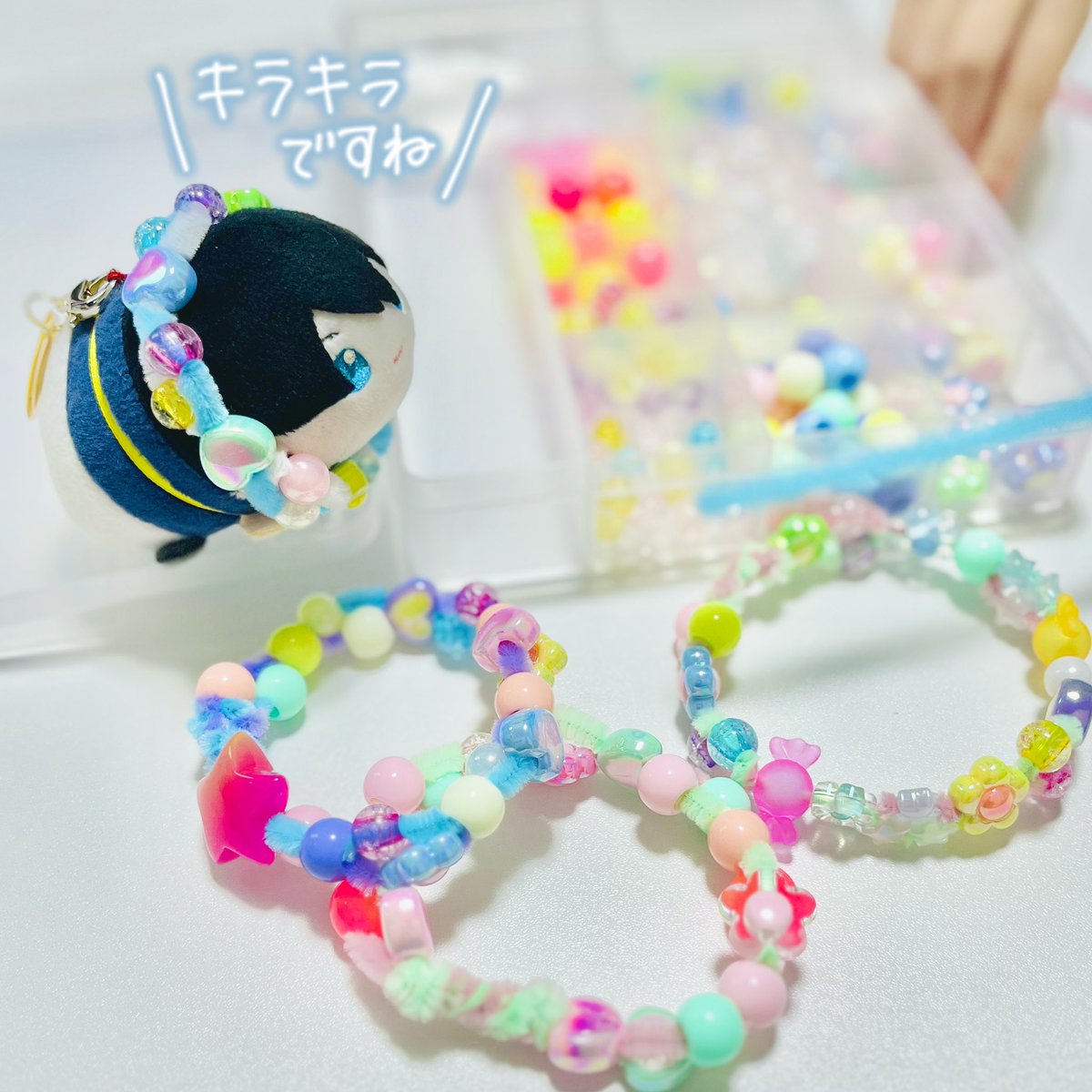 pp_tkrb99's tweet photo. 穴が大きめのビーズをモールに通すだけなので小さい子にもできます。全部100均✌🏻 https://t.co/gCwRdW5tke