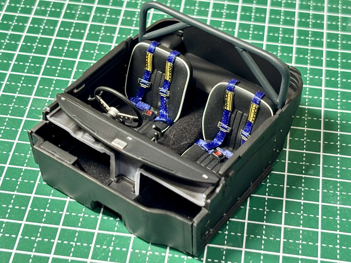 NIu4NNFcQidtK2e's tweet photo. アオシマ  MGB
ドア内張のリベットは真鍮線を埋め込みました。
適当に作ったロールバーを追加して、インテリアが仕上がりました☺️ https://t.co/cqlKkNYeDU