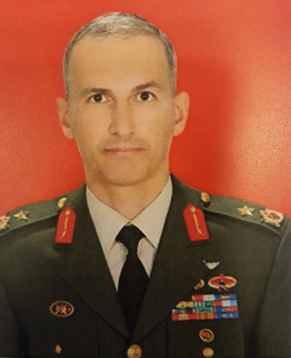 Ahmetfree2's tweet photo. BİRİ HAİN BİRİ KAHRAMAN (!) YAPTIKLARI İŞ AYNI 

Semih terzi, darbeye kalkıştı, amacı devleti ele geçirmek, ABD'ye peşkeş çekmek, Başbakanı öldürmekti. Başarılı olamadı. Bir kahraman tarafından kafasından vurulup gebertildi 

Binbaşı Enver, askeriyle dağa çıktı, Osmanlı askerine kurşun sıktı. komutanı Nazım Paşa'yı öldürttü
31 Mart'ta Bulgar Sandanski ile başkenti işgal etti, halife ve padişahı derdest edip hapsetti. Sandanski Fatih camii'nde hoca ve medrese talebelerini katletti. 
Yıldız Sarayını yağmalattı. 3 bin Osmanlı askerini kurşuna dizdirtti 
Ülkeyi Almanya'ya peşkeş çekti, ülkeyi soktuğu savaşta paramparça etti, Balkan ve Cihan harplerinde milyonların katline neden oldu
Çanakkale'de 50 askeri kurşuna dizmesine mani olan, kendisine tokat atan şehzadeye kinlendi, öldürttü. Şehzade Yusuf İzzettin  tahtın adayıydı, Vahdettin yerine padişah olacaktı
Sarıkamış'ta 107bin Anadolu evladını -40 havada dağa sürüp yok etti
Ülkeyi batırıp Alman botuyla tüydü, Lenin'e yamandı yüz bulamadı, kafkasya'da çadırı Ruslar tarafından bulundu, pijamalarıyla kaçarken yakalanıp süngülenerek öldürüldü (mitralyoz olayı yalandır)

2 gram beyni olmayan tarih cahillerine göre KAHRAMAN 😂😂