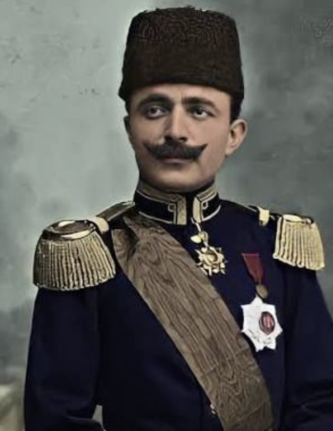 Ahmetfree2's tweet photo. BİRİ HAİN BİRİ KAHRAMAN (!) YAPTIKLARI İŞ AYNI 

Semih terzi, darbeye kalkıştı, amacı devleti ele geçirmek, ABD'ye peşkeş çekmek, Başbakanı öldürmekti. Başarılı olamadı. Bir kahraman tarafından kafasından vurulup gebertildi 

Binbaşı Enver, askeriyle dağa çıktı, Osmanlı askerine kurşun sıktı. komutanı Nazım Paşa'yı öldürttü
31 Mart'ta Bulgar Sandanski ile başkenti işgal etti, halife ve padişahı derdest edip hapsetti. Sandanski Fatih camii'nde hoca ve medrese talebelerini katletti. 
Yıldız Sarayını yağmalattı. 3 bin Osmanlı askerini kurşuna dizdirtti 
Ülkeyi Almanya'ya peşkeş çekti, ülkeyi soktuğu savaşta paramparça etti, Balkan ve Cihan harplerinde milyonların katline neden oldu
Çanakkale'de 50 askeri kurşuna dizmesine mani olan, kendisine tokat atan şehzadeye kinlendi, öldürttü. Şehzade Yusuf İzzettin  tahtın adayıydı, Vahdettin yerine padişah olacaktı
Sarıkamış'ta 107bin Anadolu evladını -40 havada dağa sürüp yok etti
Ülkeyi batırıp Alman botuyla tüydü, Lenin'e yamandı yüz bulamadı, kafkasya'da çadırı Ruslar tarafından bulundu, pijamalarıyla kaçarken yakalanıp süngülenerek öldürüldü (mitralyoz olayı yalandır)

2 gram beyni olmayan tarih cahillerine göre KAHRAMAN 😂😂