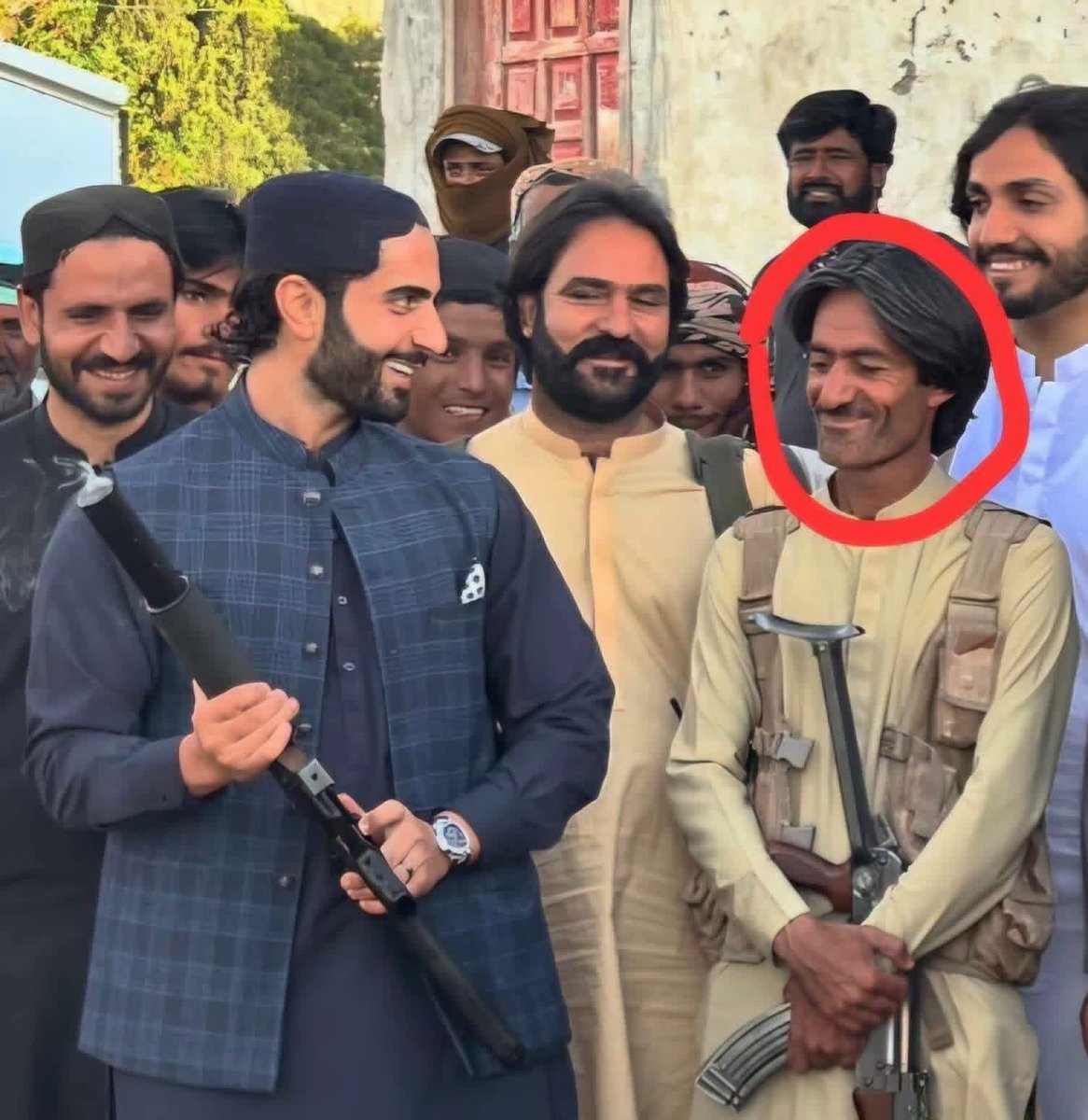Rasooljnbaloch's tweet photo. ظلم کے خلاف بغاوتیں ضرور جنم لیتے ہیں جب درندوں کو سزا دینے کے بجائے اسمبلیوں میں بٹھا کے مزید طاقتور بنایا جائے۔

ایسے قاتلوں کو ریاست نمائندہ کے طور پہ پیش کرتے ہیں جن کے ہاتھ بے گناہ لوگوں کی خون سے رنگے ہیں۔

ریاست اپنے بنائے ہوئے درندوں کو لغام دینے کے بجائے مزید یہ اختیار دے رہے ہیں کہ وہ کسی کی بھی عزت پہ حملہ کریں یا کسی بے گناہ کو قتل کریں ان سے کوئی پوچھنے والا نہیں ہوگا۔