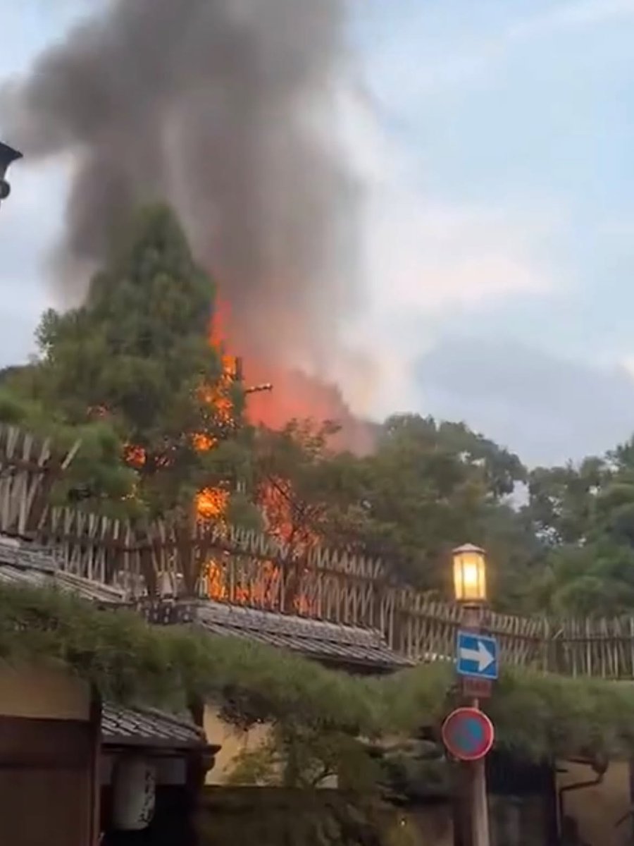 Xg3sT57W994pQc's tweet photo. 8月3日午後６時半ごろ、京都の高台寺の岡林院、
茶室全焼。

一年半前の2025年2月、
住職が観光客のマナー違反を注意したところ、
「中国の一部になるのに偉そうにしてたら消されるよ」
などと暴言を浴びせられていた。

この火災、どう思いますか？？ https://t.co/J7zsSPVH2Q