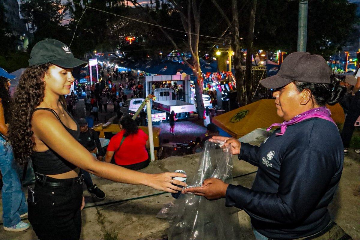 DesechoSolidos's tweet photo. ♻️ ¡Seguimos impulsando el reciclaje en #SívarLand!

Junto a la @alcaldia_ss, nuestro equipo operativo de reciclaje realiza la separación en el campo feria desde hoy hasta el cierre de las fiestas. ✅

¡Disfruta de las fiestas y súmate a la iniciativa! https://t.co/VhwFRuqH6I
