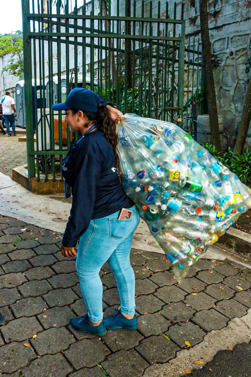 DesechoSolidos's tweet photo. ♻️ ¡Seguimos impulsando el reciclaje en #SívarLand!

Junto a la @alcaldia_ss, nuestro equipo operativo de reciclaje realiza la separación en el campo feria desde hoy hasta el cierre de las fiestas. ✅

¡Disfruta de las fiestas y súmate a la iniciativa! https://t.co/VhwFRuqH6I