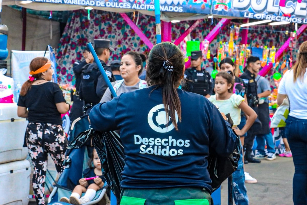 DesechoSolidos's tweet photo. ♻️ ¡Seguimos impulsando el reciclaje en #SívarLand!

Junto a la @alcaldia_ss, nuestro equipo operativo de reciclaje realiza la separación en el campo feria desde hoy hasta el cierre de las fiestas. ✅

¡Disfruta de las fiestas y súmate a la iniciativa! https://t.co/VhwFRuqH6I