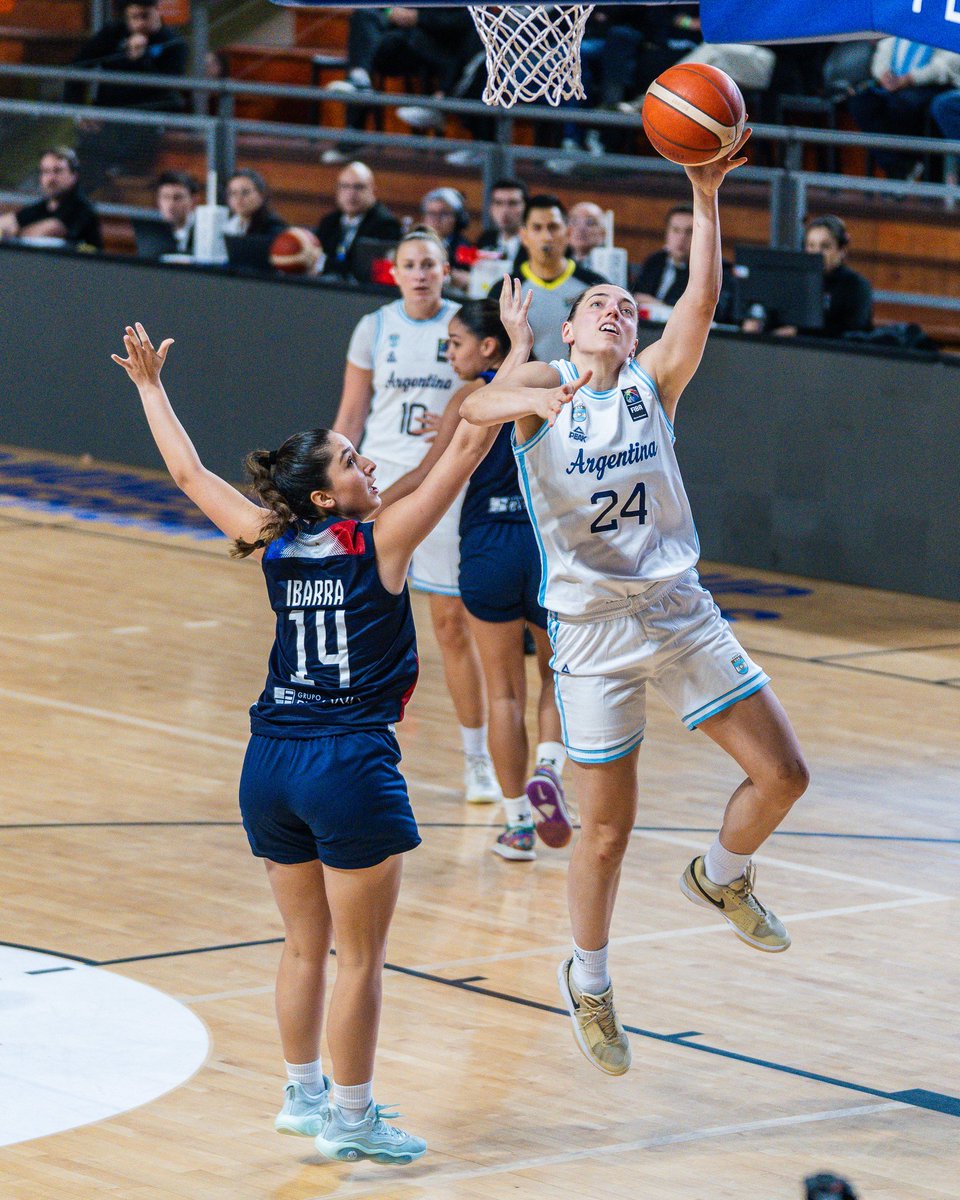 TomasRodriguezC's tweet photo. 🇦🇷NO DEJAN DUDAS🇦🇷

En la segunda fecha del Sudamericano femenino de básquetbol, Argentina🇦🇷 ahora venció 81-48 a Paraguay🇵🇾 y se aseguraron un lugar en semifinales como primeras del grupo.

Mañana, cierre de zona frente a Uruguay🇺🇾. https://t.co/bFAD2KZ0L5