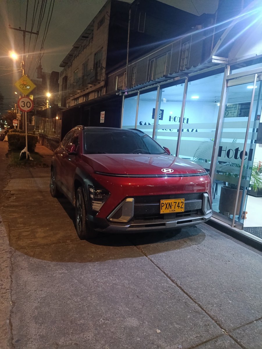 ChicaVideo's tweet photo. Dos #Salvajesenlavía o más bien en el andén en Quinta Paredes frente al hotel Santiago. @SectorMovilidad 
Fecha: 4/08/2026
Hora: 20:25
Lugar: Calle 24c #43-10 https://t.co/6spmw67RyV