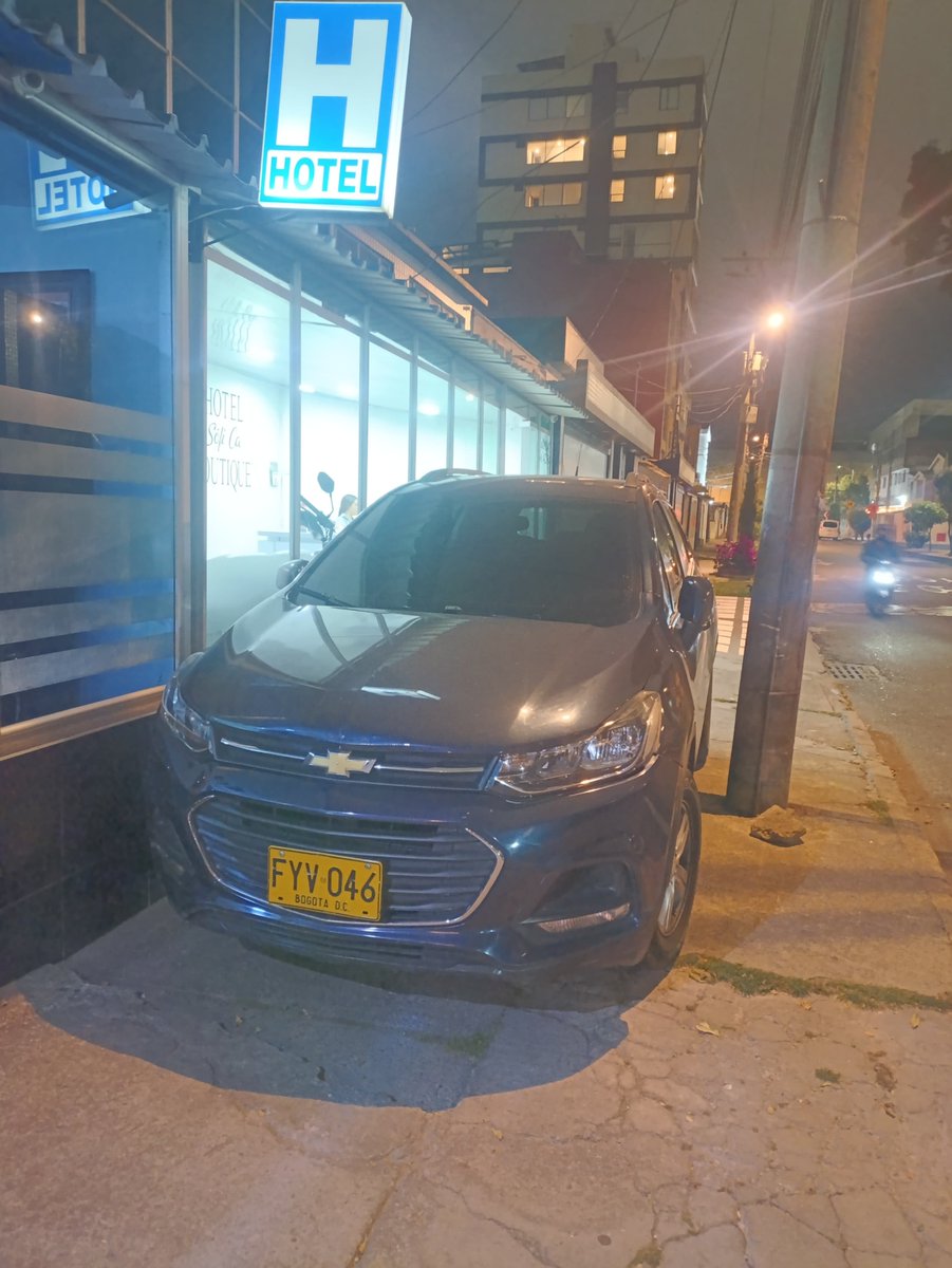 ChicaVideo's tweet photo. Dos #Salvajesenlavía o más bien en el andén en Quinta Paredes frente al hotel Santiago. @SectorMovilidad 
Fecha: 4/08/2026
Hora: 20:25
Lugar: Calle 24c #43-10 https://t.co/6spmw67RyV