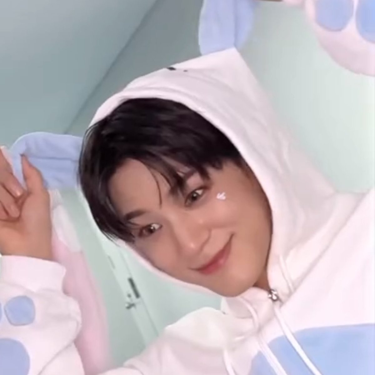 2now_no's tweet photo. 겸둥이 제노야
닐이 너무 더우니 시원하게 잇으시고 밥도 잘 챙겨드시고 행복한 하루 보내셔라 https://t.co/keoWlO8Dkf
