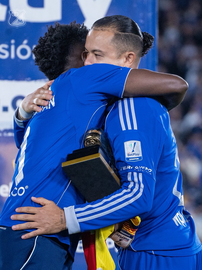 MillosFCoficial's tweet photo. 🥇⚽️ ¡Un reconocimiento al esfuerzo y al gol! 💙

La Dimayor hizo entrega del Botín de Oro 2026-I a nuestro delantero Andrey Estupiñán. 👏Ⓜ️ https://t.co/If5uhsgcMY