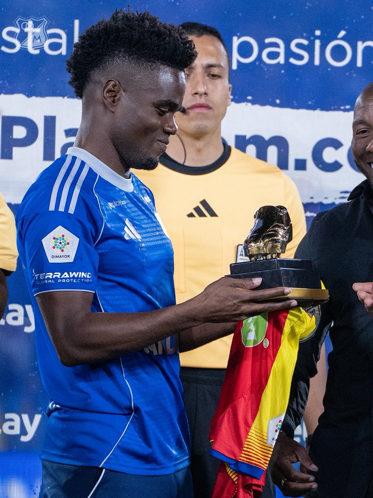 MillosFCoficial's tweet photo. 🥇⚽️ ¡Un reconocimiento al esfuerzo y al gol! 💙

La Dimayor hizo entrega del Botín de Oro 2026-I a nuestro delantero Andrey Estupiñán. 👏Ⓜ️ https://t.co/If5uhsgcMY
