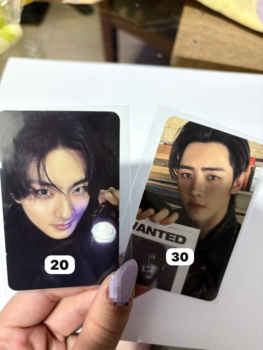 wantsobadasilv's tweet photo. VENDO/TROCO SKZ E ENHA
↬ preços na imagem + frete calculado | em caso de troca cada um paga seu frete 
↬ troco por sunoo e heeseung similares ou da minha wishlist(eu mando)
↬ não possuo feedbacks porque eh minha primeira venda+ https://t.co/U64DiPcWON