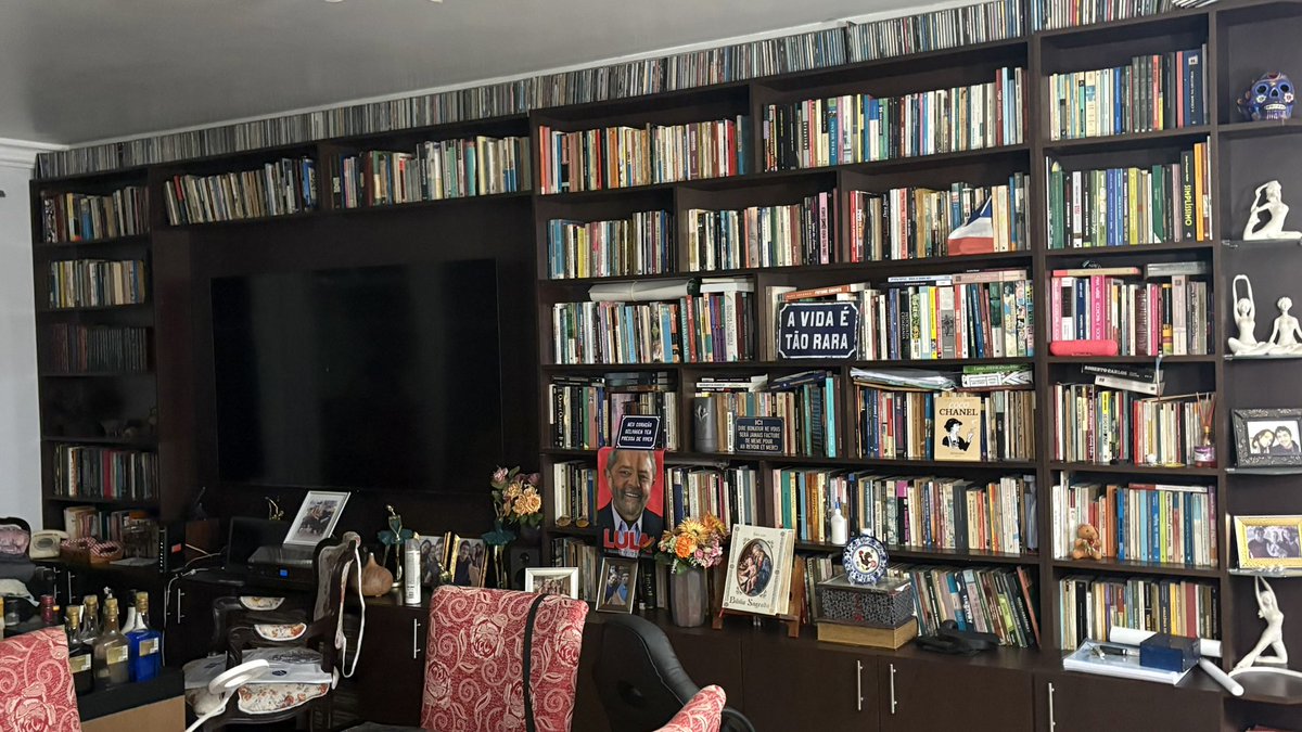ibatminho's tweet photo. sou apaixonada pela biblioteca particular da minha tia socióloga https://t.co/buPmVvr6zN