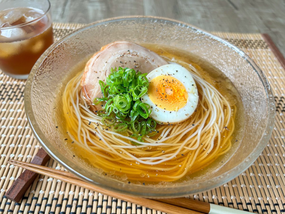 mizkan_official's tweet photo. そうめん、ラーメンになります。 

追いがつおつゆに、鶏がらスープ・ごま油・にんにく・しょうが・水を混ぜるだけ。

ゆでたそうめんを入れれば、
ひんやり醤油そうラーメンに🍜

暑い日にもするっと食べられます♪ https://t.co/mcEKXT5Vw9