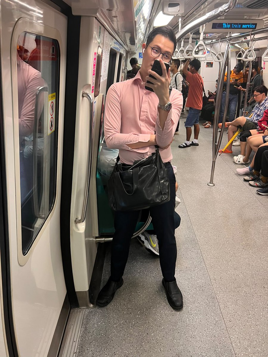 sgsundae's tweet photo. Pink shirt looks good. https://t.co/h0nYRUIzzN