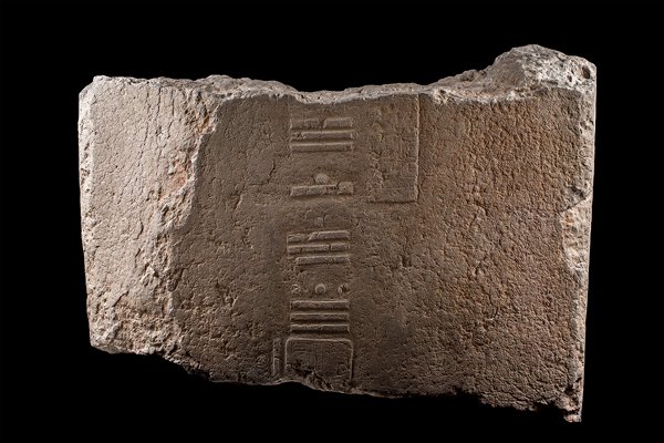 Cuauhtemoc_1521's tweet photo. ¿Sabías que uno de los mayores récords de la arqueología mexicana ocurrió en apenas tres días? En 1940, el etnólogo y arqueólogo estadounidense Matthew W. Stirling y su equipo localizaron cinco cabezas colosales olmecas durante una expedición en La Venta, Tabasco, un hallazgo extraordinario que cambió para siempre el conocimiento sobre la civilización olmeca. Además de las monumentales esculturas, recuperaron altares, estelas y otras piezas que revelaron la grandeza de una cultura mucho más antigua de lo que se pensaba.

El camino hacia este descubrimiento había comenzado poco antes, cuando Stirling consiguió financiamiento de la National Geographic Society para realizar excavaciones en Tres Zapotes, Veracruz, uno de los principales centros ceremoniales olmecas. A partir de 1938 inició una intensa labor de investigación que se prolongó durante 16 años, en colaboración con el Smithsonian Institution y con autorización del gobierno mexicano. Sus trabajos permitieron documentar importantes monumentos, entre ellos la célebre Estela C, pieza clave para comprender la cronología de las antiguas civilizaciones mesoamericanas.

Los descubrimientos de Stirling demostraron que las colosales cabezas no pertenecían a la cultura maya, como se creía en ese momento, sino a una civilización mucho más antigua: la olmeca. Aquellas expediciones marcaron un antes y un después en la arqueología mexicana y contribuyeron a consolidar la idea de los olmecas como la primera gran civilización de Mesoamérica, abriendo una nueva etapa en el estudio del México prehispánico.