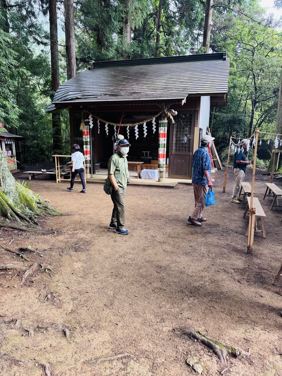 hime4693's tweet photo. 初めて十二社神社の祭典に参加させて頂きました

今までは映像でしか拝見していませんでしたが、実際に行ってみるとすごく厳かでより一層歴史の深さを感じることができました

初めて伺ったにもかかわらず、地元のお父さん、お母さんたちはとても温かく、来年もまた来てねと言ってくださいました😊 https://t.co/p7HTUP7pmH