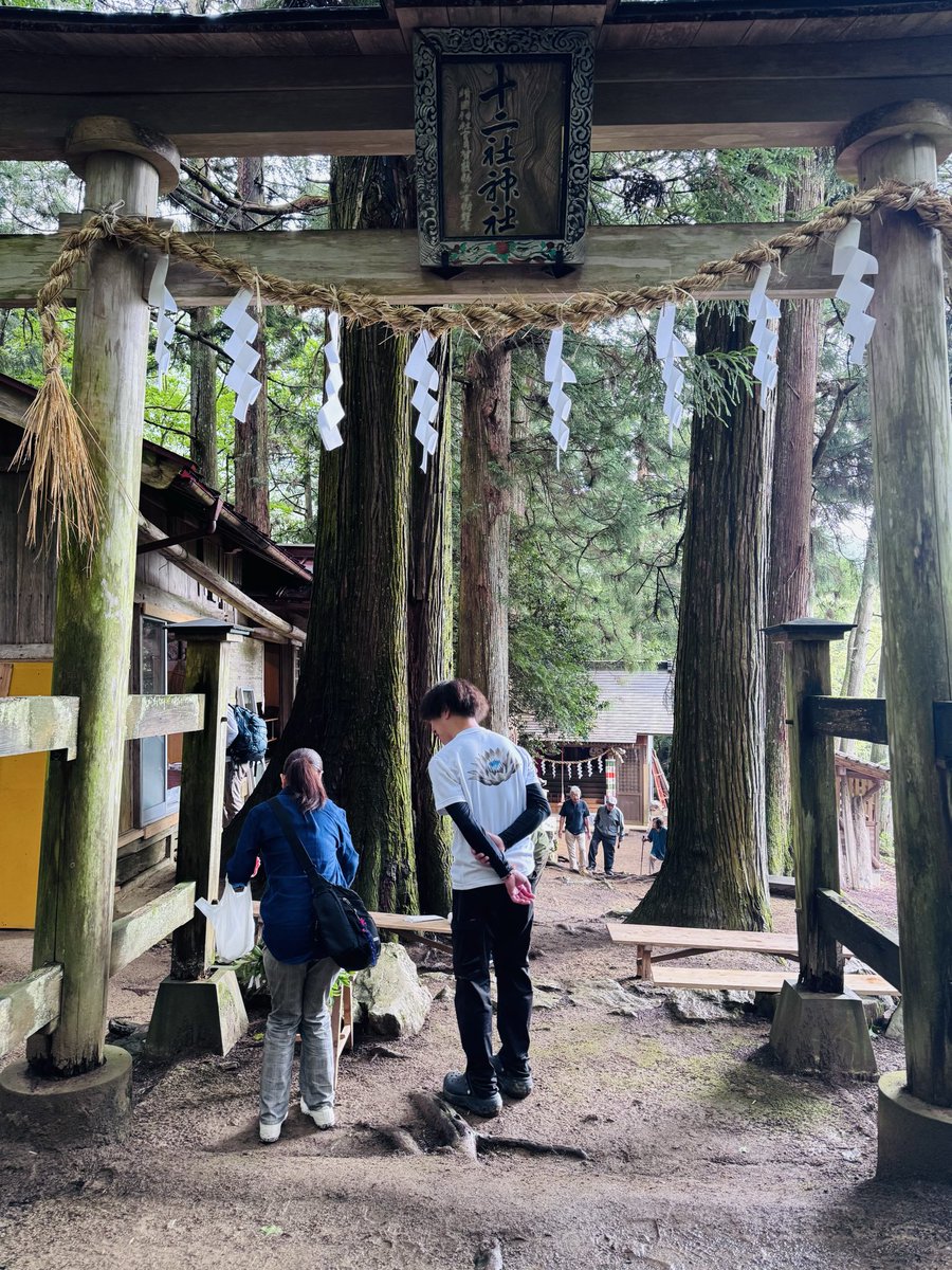 hime4693's tweet photo. 初めて十二社神社の祭典に参加させて頂きました

今までは映像でしか拝見していませんでしたが、実際に行ってみるとすごく厳かでより一層歴史の深さを感じることができました

初めて伺ったにもかかわらず、地元のお父さん、お母さんたちはとても温かく、来年もまた来てねと言ってくださいました😊 https://t.co/p7HTUP7pmH
