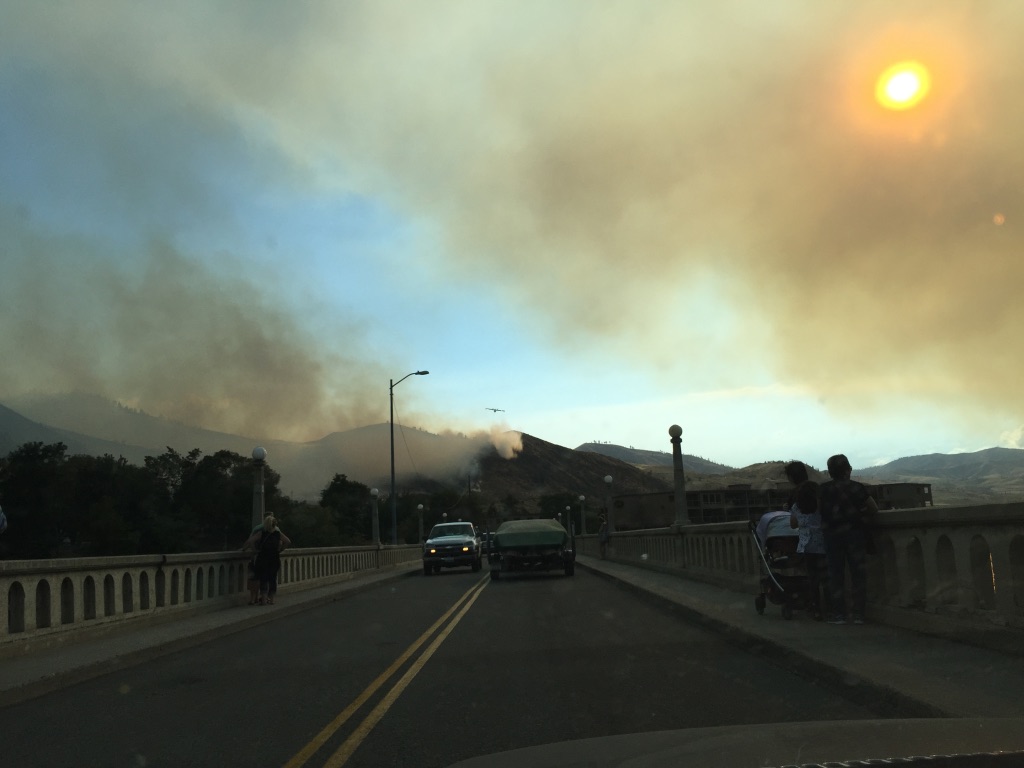 PoipuBrad's tweet photo. What's going on in E WA and Lake Chelan / Wenatchee is tough. It's not the 1st time, but, it's happening more often. Here's a pick I took from August, 2015 when the fire came off the Butte an almost into Town. Godspeed to our fire fighters. #wawildfire, #littlegiantfire https://t.co/hrfqzMCj6i