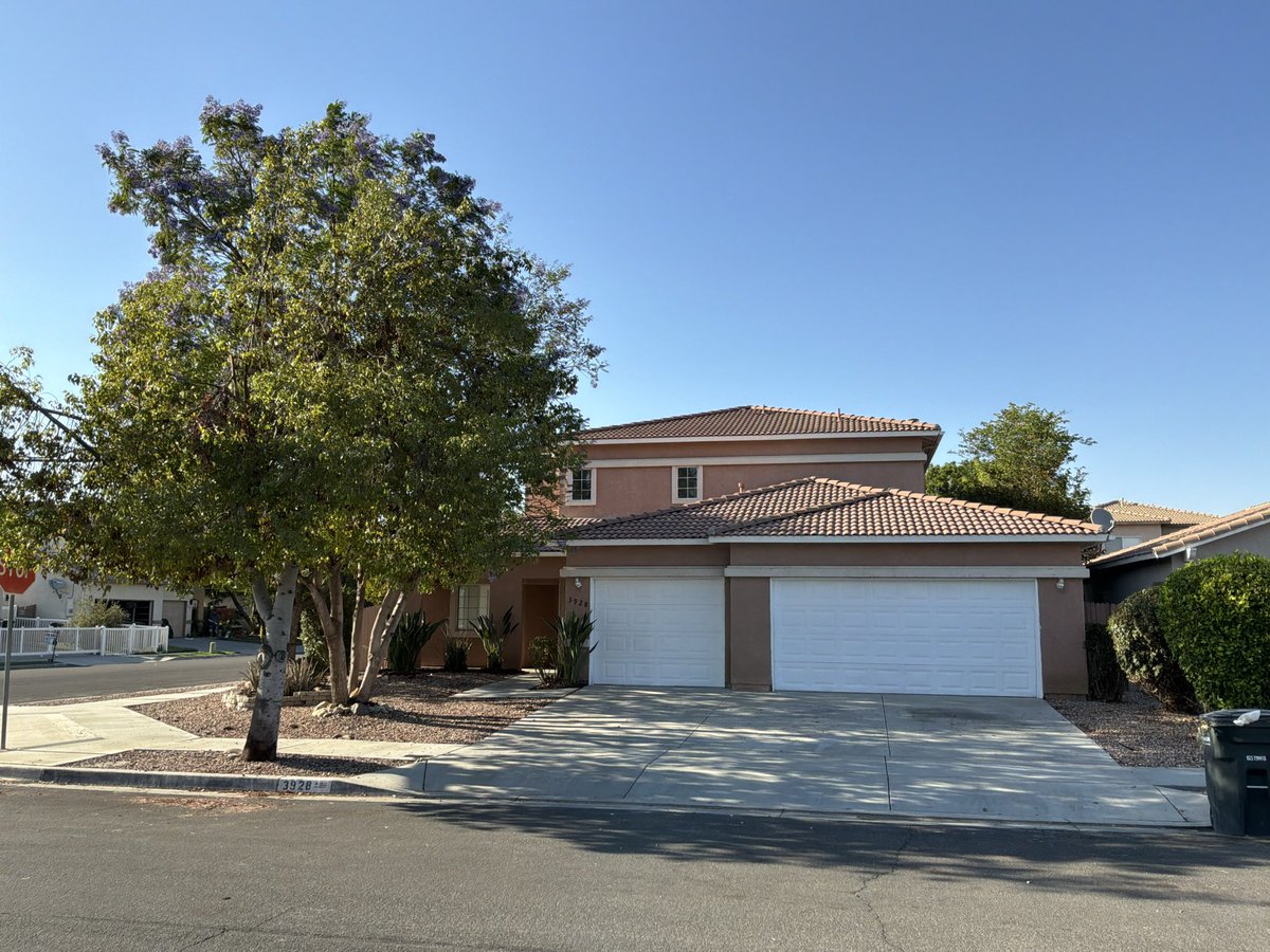 Lucya_mcc's tweet photo. 🚨 COMING SOON TO HEMET! 🚨
Looking for the perfect turn-key home with space for everyone? This 4-bedroom, 3.5-bathroom gem hits the market this Thursday, August 6th!
Why you’ll love it:
✨ TWO primary suites upstairs + TWO bedrooms downstairs 
✨ Completely refreshed last month! https://t.co/X5pm5dFiSt