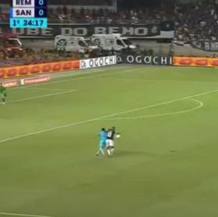 liberta___depre's tweet photo. Para Carlos Eugênio Simon, comentarista de arbitragem da ESPN, Marllon não deveria ter sido expulso por falta cometida em Caballero.

Para o comentarista a bola estava em disputa e não havia os quatro elementos (domínio, defensores, direção e distância) para que o capitão azulino fosse considerado o último homem.

📷Divulgação