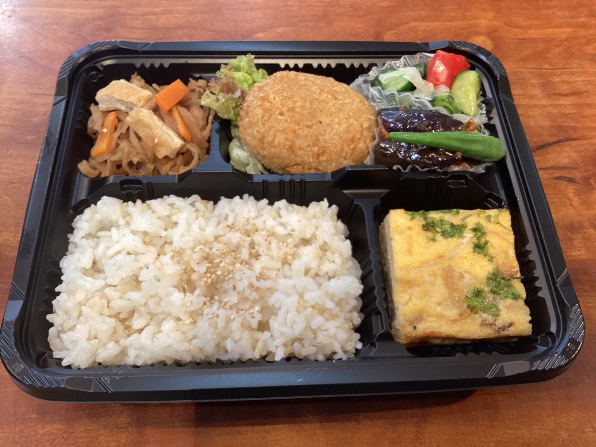 OrganicBento's tweet photo. 8月5日(水)の日替わり弁当は
肉じゃがコロッケ
ベーコンとチーズ入り豆腐キッシュ
麻婆なす
切干大根の煮物
きゅうりとトマトのサラダ
滋賀県有機低農薬発芽玄米入りごはんです。
#京都 #オーガニック　#自然食  #テイクアウト https://t.co/MCziE2EiIr