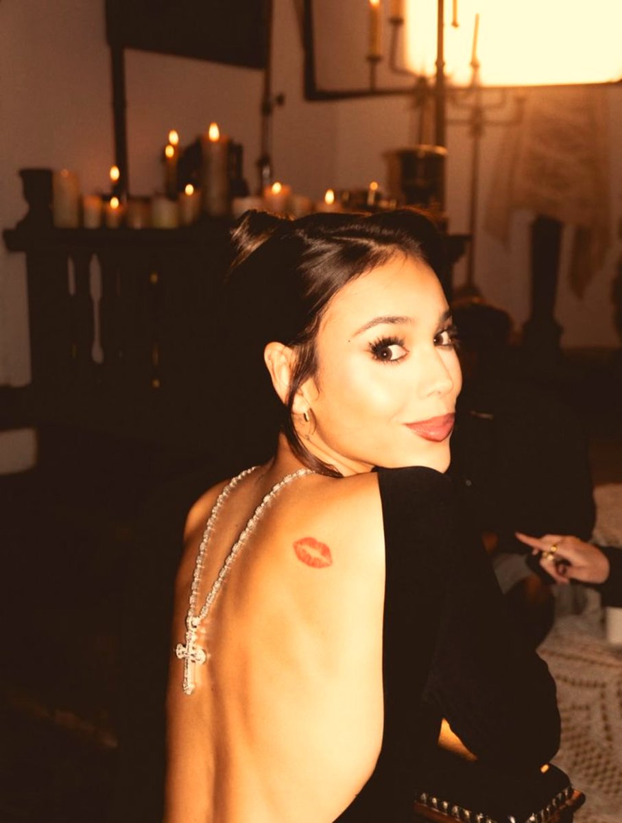 JewelsDecay's tweet photo. The diamonds were never mine. I simply looked better wearing them.

Left a kiss at the scene so they’d know exactly who outsmarted them.💋 https://t.co/f1vLuYdGoZ