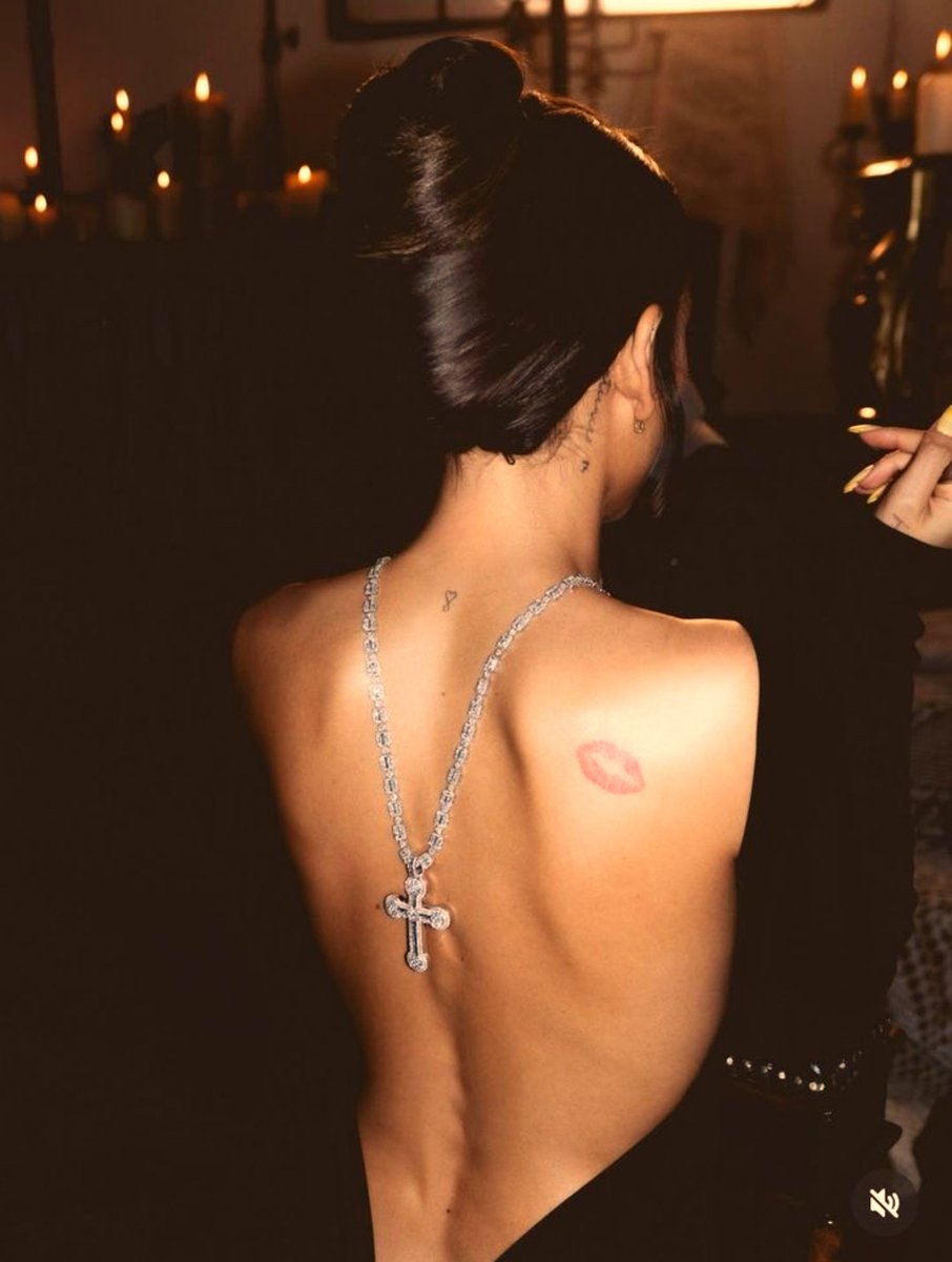 JewelsDecay's tweet photo. The diamonds were never mine. I simply looked better wearing them.

Left a kiss at the scene so they’d know exactly who outsmarted them.💋 https://t.co/f1vLuYdGoZ