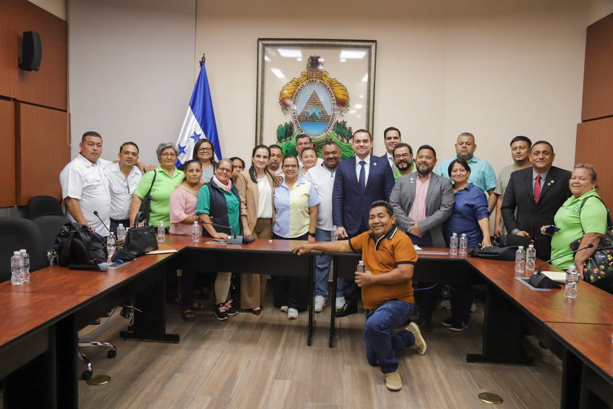 TommyZambranoM's tweet photo. Con mucho gusto sostuvimos un importante encuentro con representantes de los patronatos de Villanueva, Cortés, para escuchar de primera mano sus necesidades, intercambiar ideas y fortalecer el trabajo conjunto por el desarrollo de sus comunidades.

Nuestro compromiso es seguir construyendo puentes de diálogo y gestionando respuestas concretas para mejorar la calidad de vida de las familias hondureñas. 🫱🏽‍🫲🏻🛣️🇭🇳