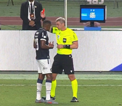 liberta___depre's tweet photo. Para Carlos Eugênio Simon, comentarista de arbitragem da ESPN, Marllon não deveria ter sido expulso por falta cometida em Caballero.

Para o comentarista a bola estava em disputa e não havia os quatro elementos (domínio, defensores, direção e distância) para que o capitão azulino fosse considerado o último homem.

📷Divulgação
