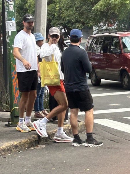 Indie5051's tweet photo. El del camión: Adiós güerita!

Harry: https://t.co/CtagvrQIXP