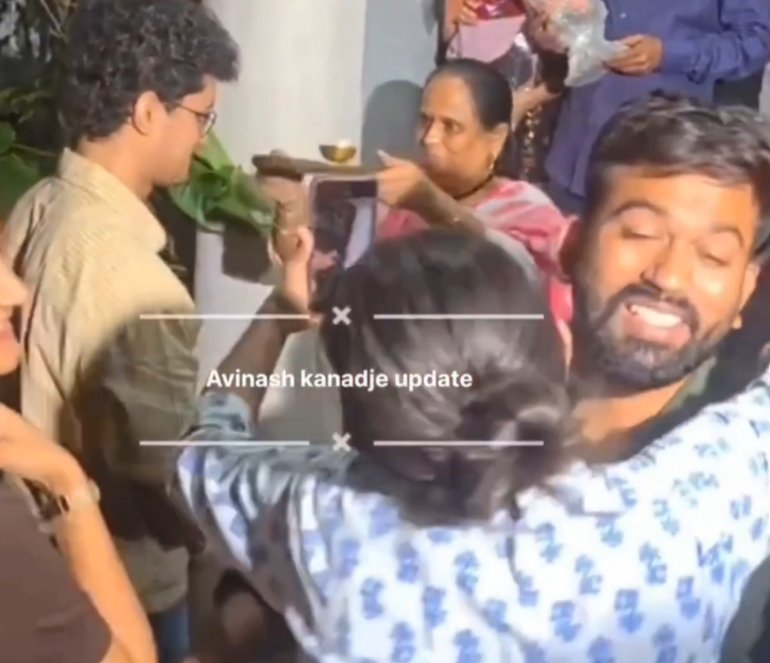 worshipVK's tweet photo. Reporter didn't hold back and exposed Abhijeet Dipke's secret party 🚨

Reporter - Sir, in the evening you were telling that all your team is sick and this is the reason they can't visit Jharkhand. Now they all are here celebrating, I don't know what

Abhijeet Dipke - Yes, they all are sick. They have just come to meet me, to check up on me

Reporter - You kept shouting for 30 days in the CJP protest that your health is not more important than students career then how come suddenly checking up on you is more important than the Jharkhand students? 

Abhijeet Dipke - We have also met to talk about the Jharkhand protest. We will give an update soon

Reporter - There's nothing to talk about. You just have to go there. Students are there, the protest is going on, you just have to join. All the people who came to your protest didn't plan a meeting before. It's already been 15 days since the protest started. Can you ask for Hemant Soren's resignation from this platform?

Abhijeet Dipke - That won't be right. I still don't have a complete idea about it. I will go there and ask the students whose resignation they want

Reporter - Did you ask these neet students what they wanted?

Abhijeet Dipke - Yes, they wanted Pradhan's resignation

Reporter - I didn't see a single child standing on the stage with you during the entire 30+ day protest asking for Pradhan's resignation. They all just wanted fair education, which you couldn't give. In fact, you gave FIRs on their name in return

Abhijeet Dipke started getting angry at the reporter. He couldn't digest facts about him 🙏