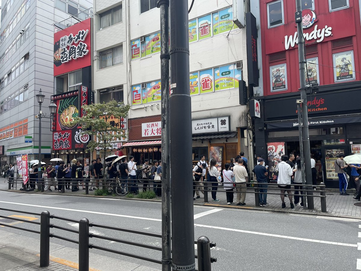 emiljasant's tweet photo. ゼンゼロコラボ初日の池袋ウェンディーズヤバすぎww https://t.co/59ZF2vx7eI