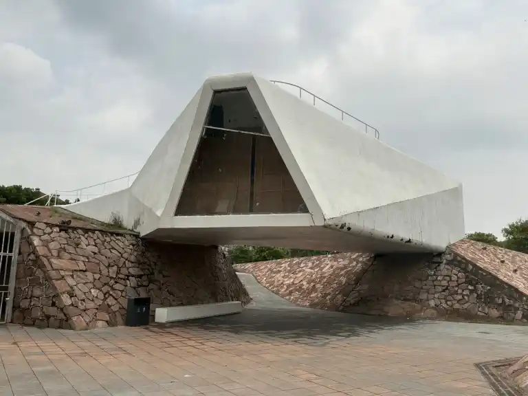 architectmag's tweet photo. Can architecture become MORE meaningful after it's abandoned?

Aaron Betsky explores Ai Weiwei's remarkable Jinhua Architecture Park, where works by Herzog & de Meuron, Wang Shu & Tatiana Bilbao have become haunting modern ruins.

🏛️ Read why decay may be architecture's greatest collaborator: https://t.co/a4m8O37vVh

#Architecture #AiWeiwei #China #UrbanDesign #Design #Architects
