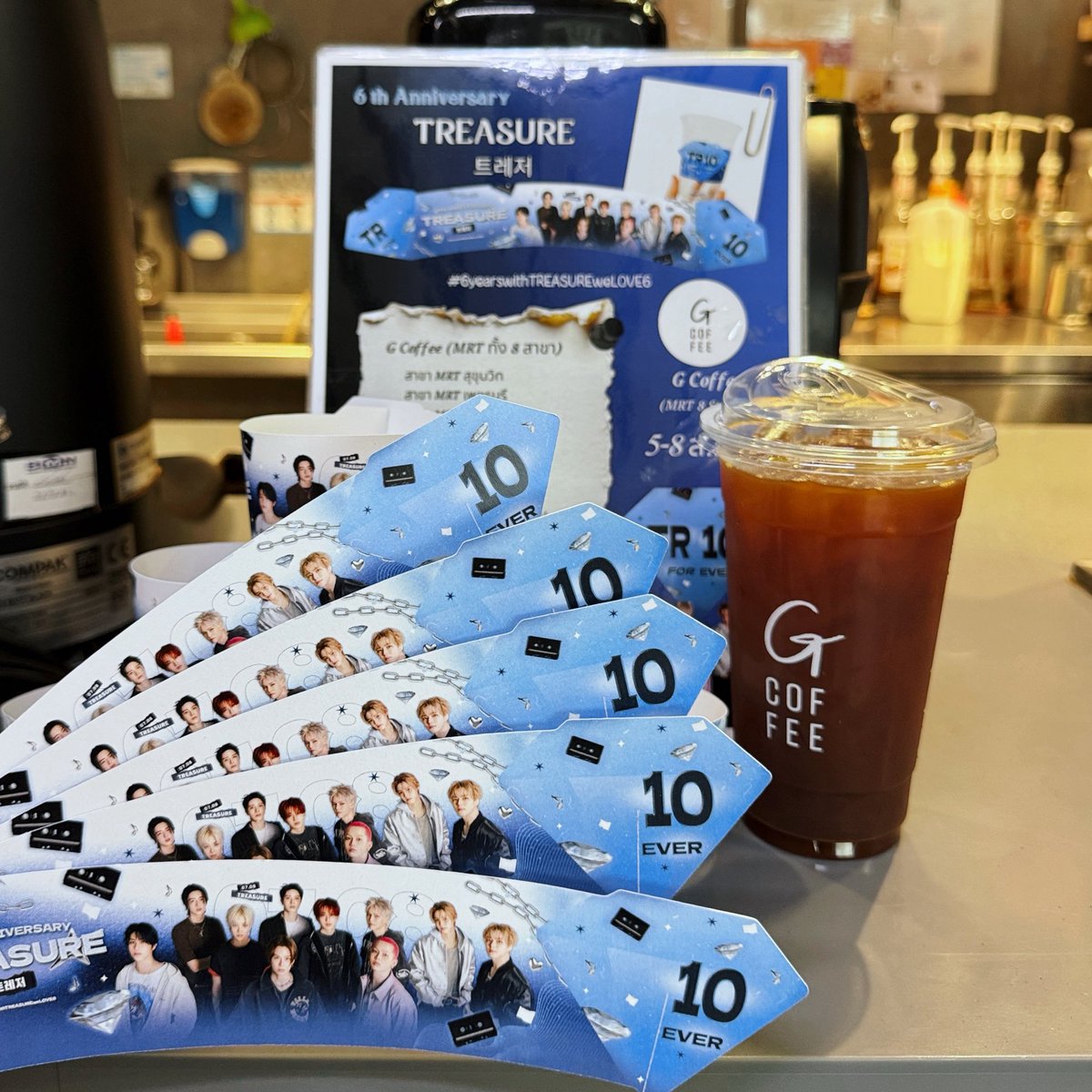 gcoffeebkk's tweet photo. 💎 6rowing To6ether With TREASURE X G COFFEE 💎
ฉลองครบรอบ 6 ปี กับน้องสมบัติ ครั้งนี้มาในธีม 

💎TR10 FOREVER 💎 

🥤 เพียงสั่งเครื่องดื่มเย็น ขนาด 𝟐𝟐 ออนซ์ (Size L) รับ CUPSLEEVE 💎TR10 FOREVER 💎 ที่ G COFFEE ทั้ง 8 สาขา

✅สั่งหน้าร้านเท่านั้น✅
❌ เดลิเวอรี่ไม่เข้าร่วม❌
✔️ตั้งแต่ 5-8 ส.ค.69 (4 วันเท่านั้น)✔️

วิธีรับสิทธิ์
📍 เฉพาะสั่งหน้าร้านเท่านั้น : แจ้งพนักงานว่า “รับ CUP SLEEVE TREASURE” ก่อนชำระเงิน
❌ เดลิเวอรี่ไม่เข้าร่วม❌

📍G COFFEE ทุกสาขา

#gcoffee #mrt #bmn
#6yearswithTREASUREweLOVE6 #TREASURE #트레저 #เทรเชอร์