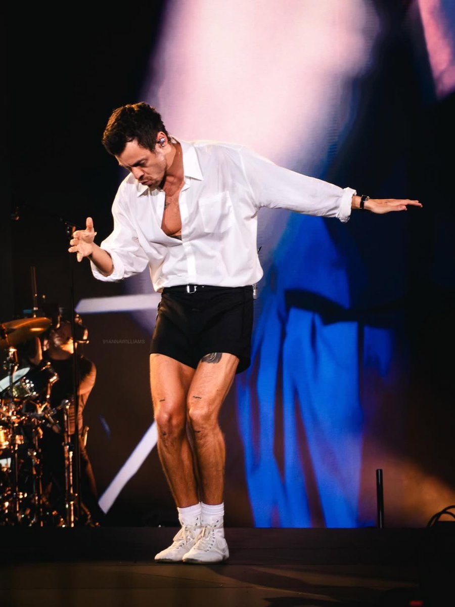 hsudcon's tweet photo. harry styles looked way too good here https://t.co/8FtxcAPbwB