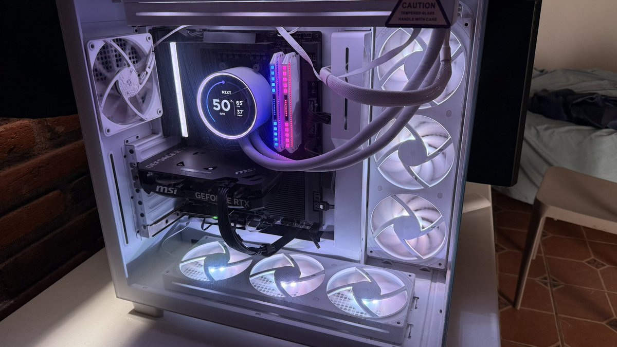 TwitchNeox's tweet photo. Es normal que me vaya a esas temperaturas jugando Fortnite en modo rendimiento? Tengo un ryzen 9 7900x 32gb ram ddr5 5600hz nzxt n9 x870e https://t.co/71emH2s5Ul
