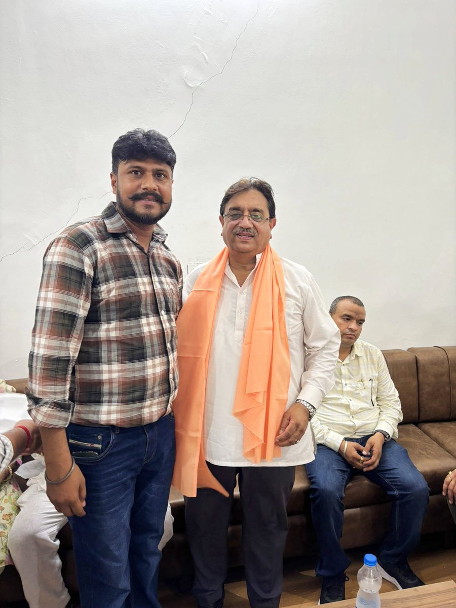 ArjunSinghHappy's tweet photo. बड़े भाई राकेश राठौर जी को @BJP4Punjab का उपाध्यक्ष बनाए जाने पर आज मिल कर शुभकामनायें दी 💐🌹
@KewalDhillonPB @manthriji @AshwaniSBJP @ramanpabbi1 @RSSRamgopal @mssirsa @BJP4India @narendramodi
#arjunsingh #Happy #bjp #punjab #pic #livevideo #update https://t.co/k72qeALYjW