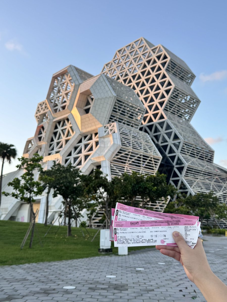 cherlydai's tweet photo. Last month, I went to Kaohsiung to watch @OFFICIALMLTR and it was awesome! I think it was also my first pop concert, too! https://t.co/40RwT9DHYE