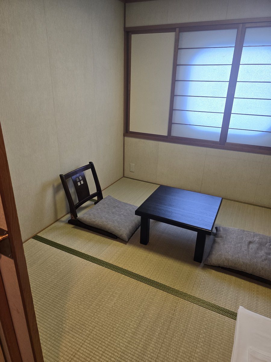 taisukeono's tweet photo. 自衛隊のPFI船｢はくおう｣が八代港に入港し、診療所と大浴場の準備をされているので現場を確認しました。

お風呂も広々しており、入浴後もゆっくりしていただけますし、キッズルームも備えています！

今後、300室の宿泊受け入れも行うとのことですので、八代のご自宅に近いところで二次避難的に使っていただき、疲れを回復していただくことに貢献してくれそうです。早期の宿泊受け入れ開始をお願い申し上げました。

台風が接近していることから、明朝に一旦日本海側に退避するとのことですが、その後はフル回転していただきたいと思います！