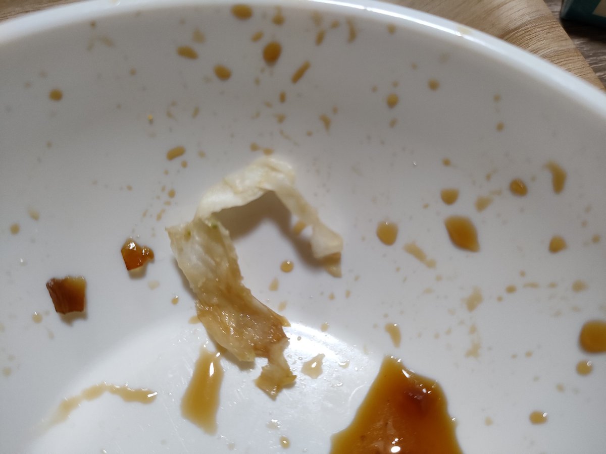 devenus_shop's tweet photo. レタスを噛んでいたら紙を食べてる感じがして出してみると紙のよう。噛めない。見た目は全く問題ないレタスなのに何が起きてるのか？ https://t.co/w69gLwIv4y