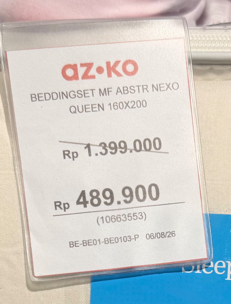 Sipitungscbd's tweet photo. Hati-hati kalau belanja di https://t.co/iMKAiM9xBT, apalagi buat barang yang lagi pakai tag promo. Mending dicek lagi ya, guys.

Baru aja aku ngalamin di AZKO cabang Bassura.

Aku tertarik beli satu set bedding karena motifnya bagus dan lagi ada promo.

Pas sampai kasir, malah dibilang kalau harganya sudah naik.

Aku minta dicek ulang, soalnya di label harganya masih tertulis berlaku sampai 06/08/26, sementara hari itu masih 04/08/26.

Tapi kasir tetap bilang harganya sudah berubah.

Jadi bingung, ini memang belum sempat diganti labelnya atau gimana?

Yang bikin kecewa, kasirnya malah bilang, "Cuma selisih sedikit kok, Kak."

Padahal masalahnya bukan soal nominal selisihnya, tapi soal informasi harga yang ditampilkan. Kecewa banget.